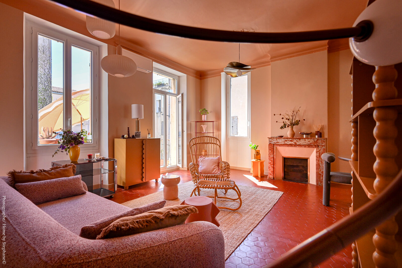 Maison LAROGY Provence — Wohnraum mit Marmor-Kamin, Rattan-Sessel und Bouclé-Sofa in Marseille